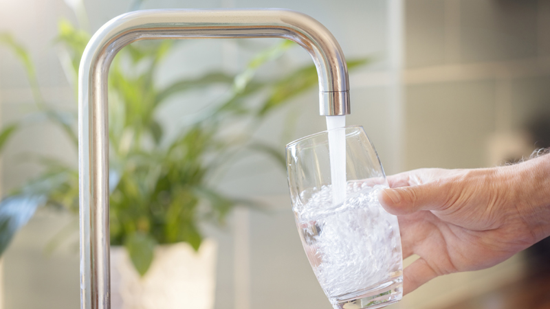 Encher o copo com água da torneira